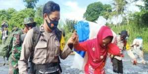 Kisah Petugas Kirim Logistik Pilkada, 3 Hari Jalan Kaki Lewat Pegunungan Meratus