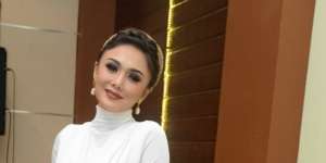 Yuni Shara Tampil Seksi Pakai Celana Robek, Netizen: Bisa Dibantu Jahitin 