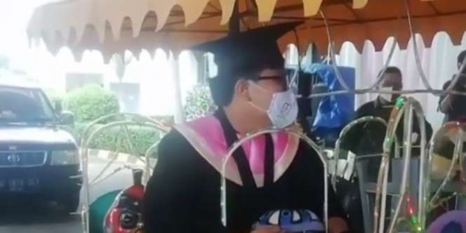 Wisuda Drive Thru, Kendaraan Mahasiswa Ini Bikin Ngakak