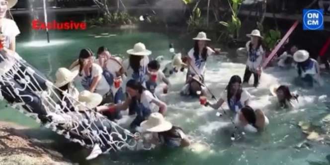 Asyik Berfoto, 30 Kontestan Ratu Kecantikan Malah Tercebur ke Kolam