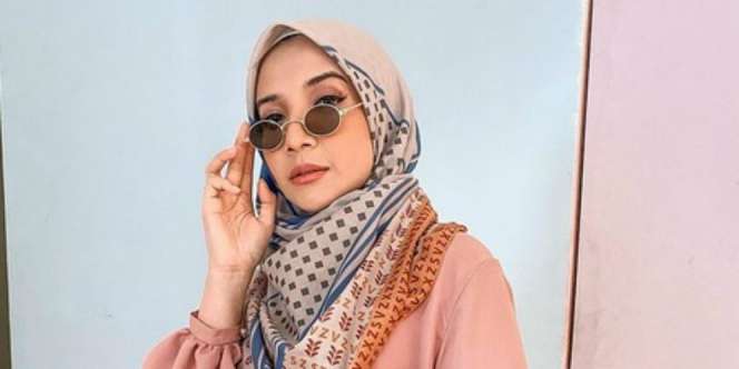 Sedang Hamil, Intip Gaya Zaskia Sungkar Main di Pantai