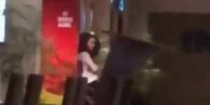 Penampakan Cewek Senderan Berjam-jam di Bioskop yang Sepi, Pas Didekati...