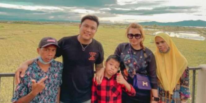 Pertama Kali Masuk Mal, Ayah Alwiansyah Mau Buka Sandal