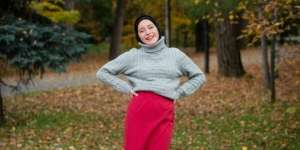 4 Tips Tampil Kece dan Hangat Memakai Rok di Cuaca Dingin