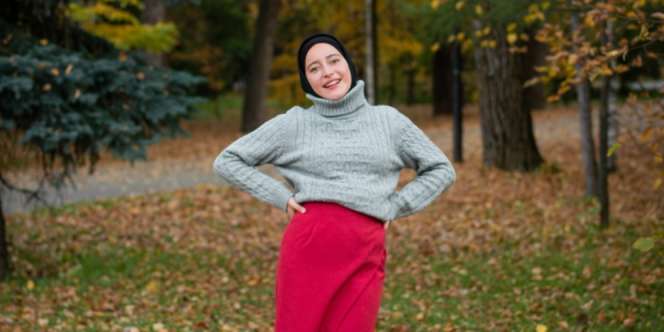 4 Tips Tampil Kece dan Hangat Memakai Rok di Cuaca Dingin