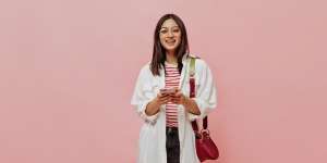 Tips Mengenakan Oversized Shirt dengan Berbagai Gaya