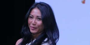 Pakai Legging Harga Fantastis, Lihat Gaya Anggun C Sasmi di Paris Fashion Week