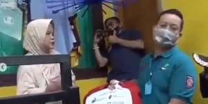 Warga Miskin Berbagi Jatah Bansos di Depan Juliari Batubara, Netizen Makin Geram