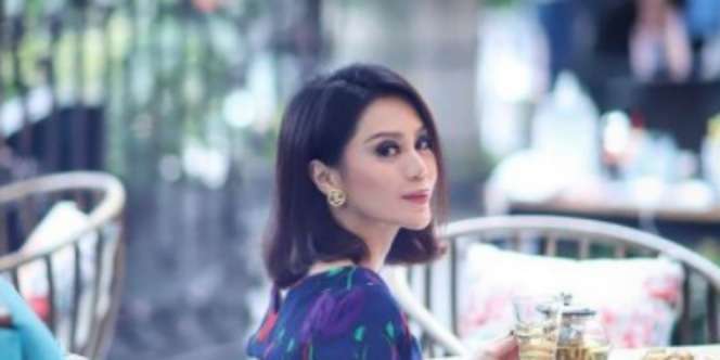 Pesinetron Vicky Zainal, Kakak Bunga Zainal, Ditalak Suami