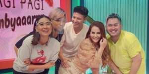 Pose Bareng Nita Thalia, Tangan Fero Walandouw Bikin Salfok