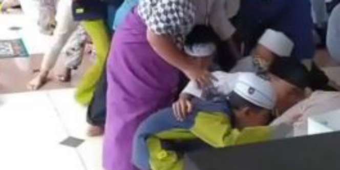 Kocak, Anak-anak Berebut Nasi Bungkus Setelah Sholat Jumat