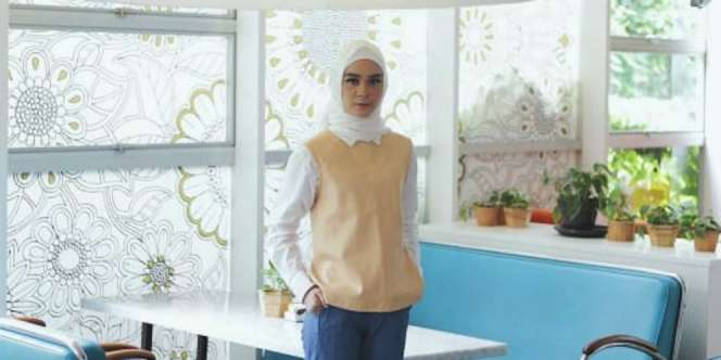 Dipakai Supermodel, Tren Baju Hangat Sweater Vest di Penghujung 2020