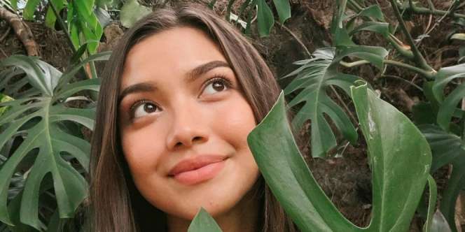 Gaya Cuek Angela Gilsha Pamer Perut Berlipat