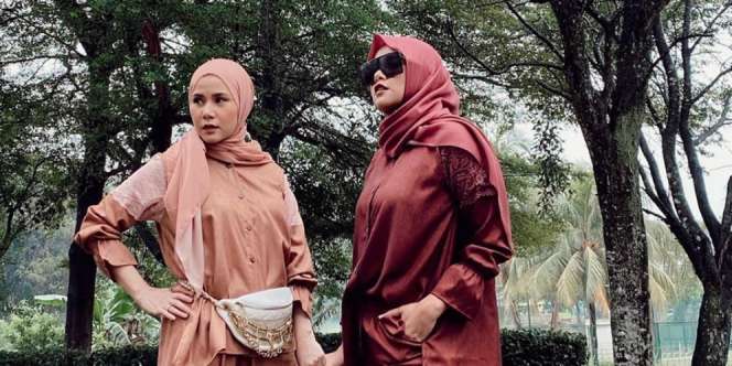 Gaya Kompak Olla dan Cynthia Ramlan Berbalut Pashmina Elegan