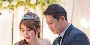 Bekas Gigitan di Tangan Angela Lee jadi Sorotan