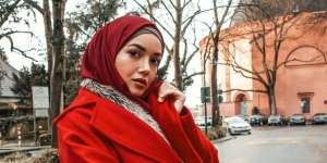 Inspirasi Busana Musim Hujan untuk Ibu Hamil