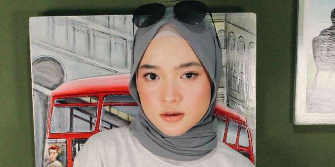 Gaya Outfit Kasual Nissa Sabyan dengan Mom Jeans