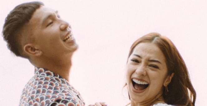 Nikita Willy Takjub Lihat Koleksi Barang Antik Mertuanya