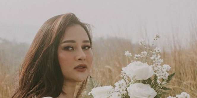 Kenang Foto Buku Nikah, Penampilan Mutia Ayu Curi Perhatian