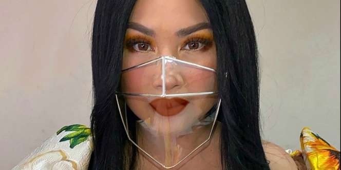Gaya Cetar Titi DJ Pakai Face Shield Unik Karya Rinaldy Yunardi