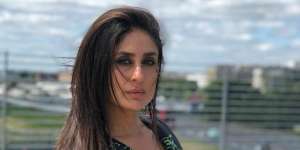 Kareena Kapoor Hamil Tua, Pamer Baby Bump Pakai Sport Bra