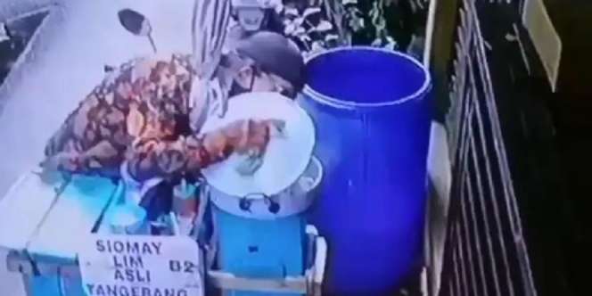 Jorok! Pedagang Somay Tertangkap CCTV Ludahi Bumbu Kacang