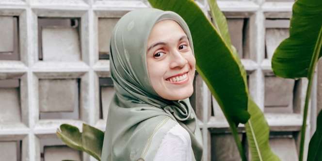 Dandan Buat Suami, Cantiknya Nycta Gina Bergaun Biru