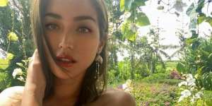 Gaya Rebahan di Bathub, Pose Jessica Iskandar Malah Disebut Mirip 'Salad'