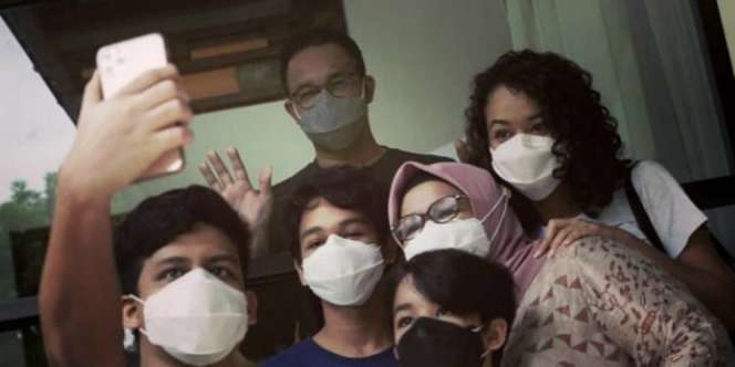 Momen Haru Istri dan Anak-anak Jenguk Anies Baswedan dari Balik Jendela