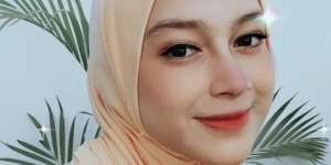 Baru Lahiran, Nina Zatulini Modis Pakai Plaid Outfit