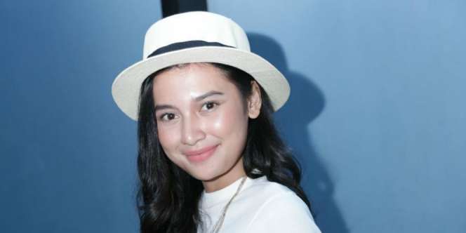 Indah Permatasari Pemotretan Cuma Dibalut Bubble Wrap, Netizen Refleks Auto-Zoom