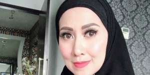 Hijrah, Venna Melinda Belajar Iqro Bareng Putri Kecilnya
