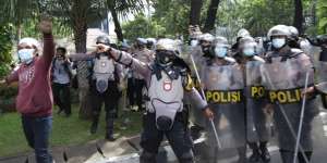FOTO: Polisi Pukul Mundur Pendemo 1812