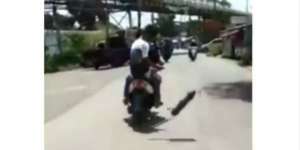 Bocah Asyik Naik Motor, Knalpot Mendadak Copot dan Melayang