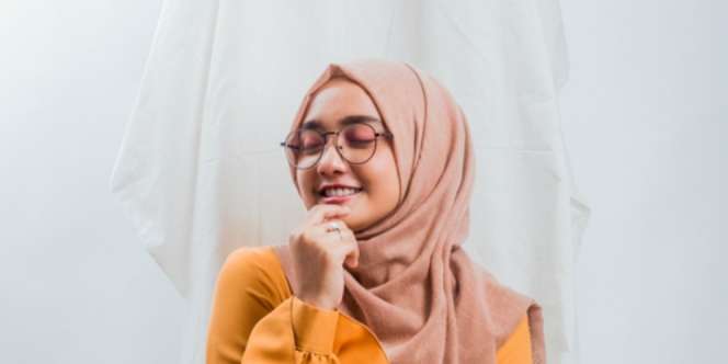 5 Tips Bikin Riasan Mata Menarik Ketika Memakai Kacamata