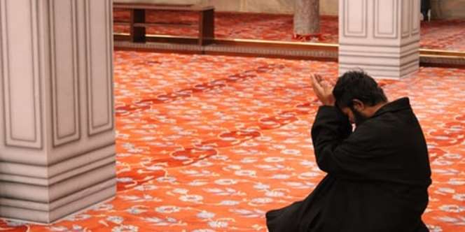 Bacaan Niat Sholat Fardhu 5 Waktu Lengkap dengan Tata Caranya