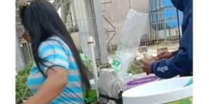 Niat Berfoto, Emak-Emak Ini Malah Tumpahkan Es Cendol Dagangan Orang