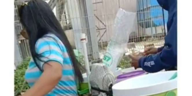 Niat Berfoto, Emak-Emak Ini Malah Tumpahkan Es Cendol Dagangan Orang