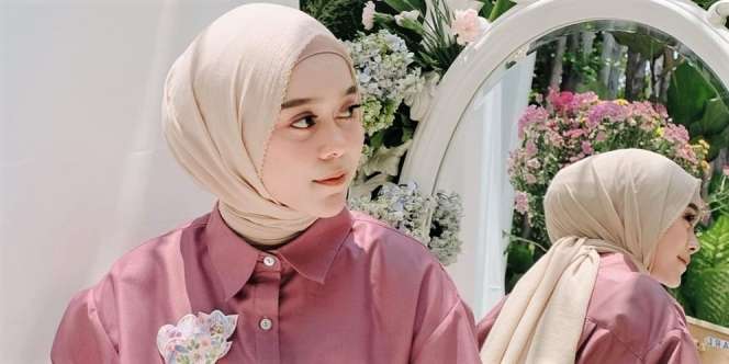 7 Cara Memakai Hijab ala Lesty Kejora, Hijab Segi Empat hingga Pashmina