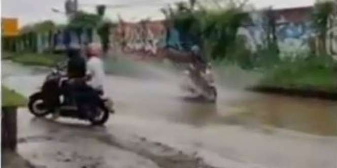 Aksi Emak-Emak Ngegas Terabas Genangan Air, Pemotor Waras Ngalah