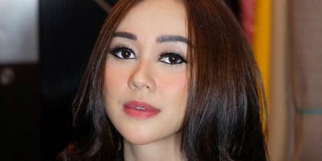 Jadi Single Mom, Intip Pesona Aura Kasih yang Kayak ABG