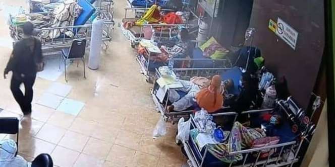 Membludak, Pasien Covid-19 di RSSA Malang Dirawat di Lobi