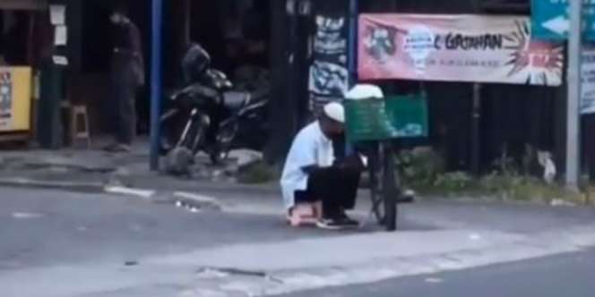 Sembari Tunggu Pembeli, Penjual Kerupuk Pinggir Jalan Ini Mengaji Alquran