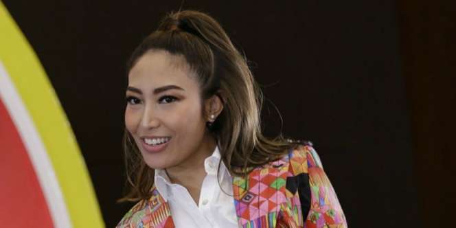 Terungkap Kebiasaan Ayu Dewi dan Suami Saat Tidur