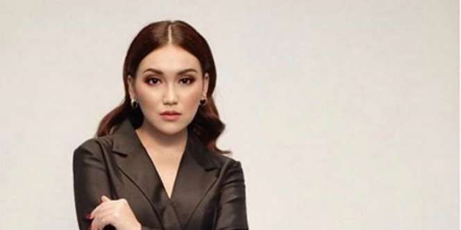 Buket Bunga yang Jadi Saksi Ayu Ting Ting dan Adit Jayusman Lagi Kasmaran