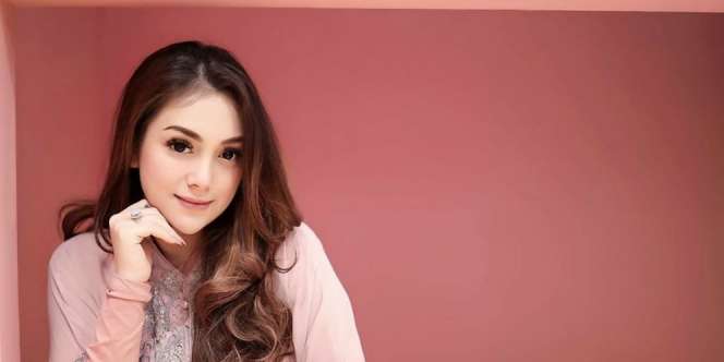 Celine Evangelista Pamer Rambut Poni ala Lisa Blackpink, Yeay or Nay?
