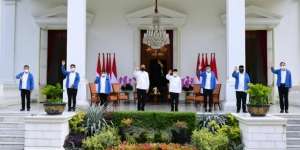 Jaket Biru Menteri Baru Jokowi