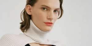 Kawinkan Sweater dan Arm Warmer, Bentuknya Aneh tapi Jadi Tren Musim Dingin