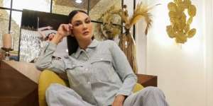 Pakai Sandal Harga Jutaan, Body Luna Maya Bikin Salfok