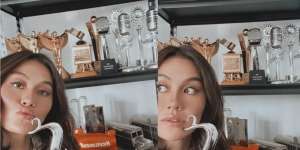 Agnez Mo Simpan 194 Piala di Rak Sederhana, Harganya Disorot 